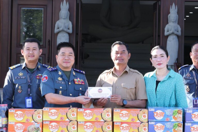 ក្រោម​ស្មារតី​មនុស្សធម៏ ក្នុង​បុព្វហេតុ​ជាតិ​មាតុភូមិ​!លោកឧត្តមសេនីយ៍ត្រី ម៉េង ស្រ៊ុន មេបញ្ជាការ កងរាជអាវុធហត្ថខេត្ត​កំពង់ស្ពឺ​​​ បាន​បន្ត​ចូលរួម​ឧបត្ថម្ភ​ថវិកាចំនួន​ ៥,០០០,០០០រៀល​​​​​​​(ប្រាំលានរៀល)និងសម្ភារៈមួយចំនួនទៀត​ជូនតាមរយៈ​ ឯកឧត្តមបណ្ឌិត ជាម ច័ន្ទសោភ័ណ